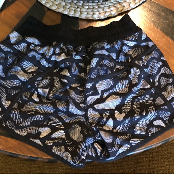 Lululemon Black & white running shorts w/ lining. Size 4 EUC - Picture 3 of 6